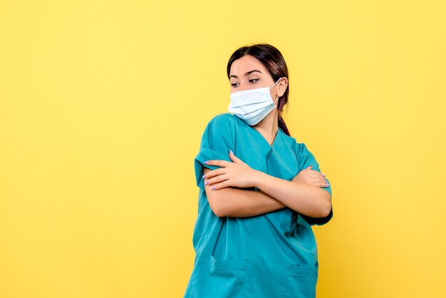 La vista laterale di una donna medico in uniforme medica ha i brividi