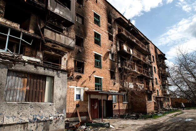 La vista laterale ha demolito la guerra russa dell'edificio in ucraina