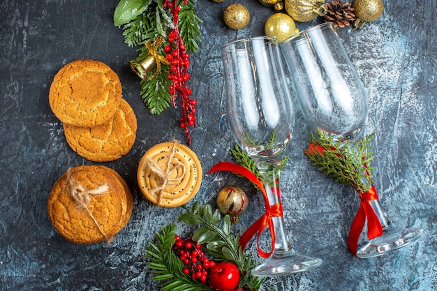 La vista orizzontale degli accessori della decorazione dei calici di vetro ha impilato i biscotti su fondo scuro