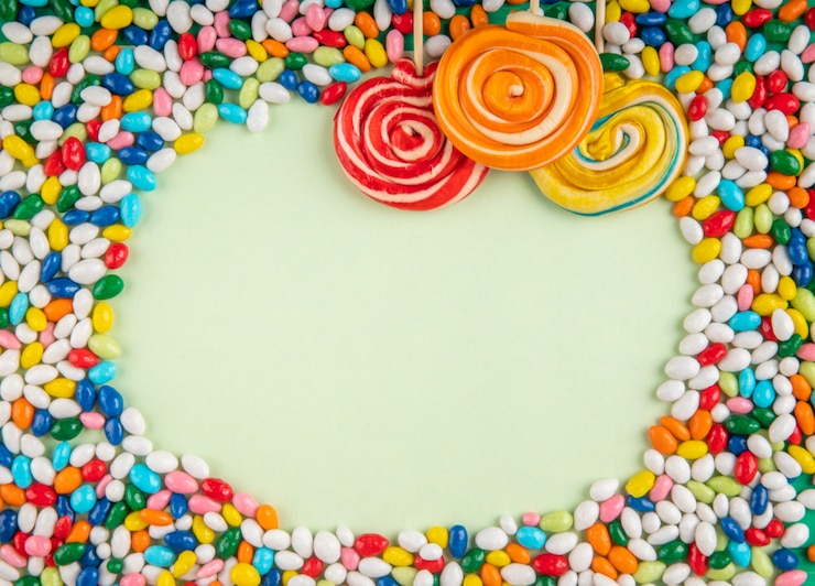 Foto gratuito la vista superiore delle lecca-lecca e delle caramelle variopinte in glassa colorata multi ha sparso su fondo bianco con lo spazio della copia