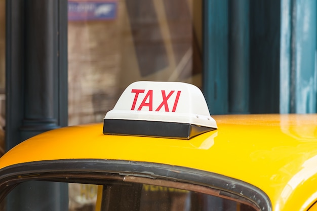 la vita notturna strada illuminata di taxi della città