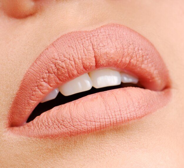 Labbra di donna con colore naturale del rossetto