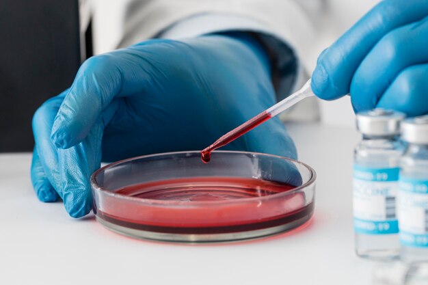 Laboratorio di vaccini contro il coronavirus con campioni
