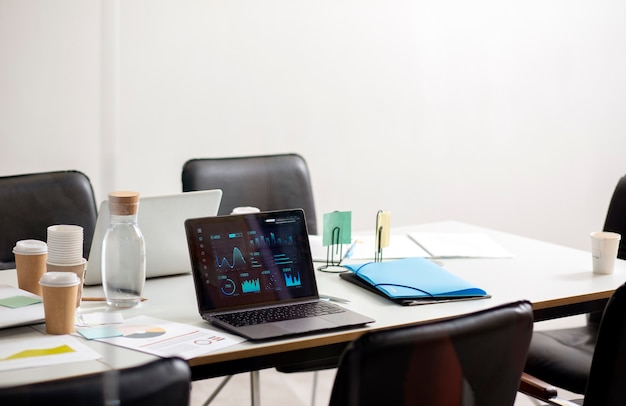 Laboratorio informatico moderno e dotato di attrezzature