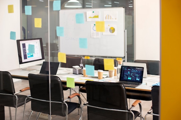 Laboratorio informatico moderno e dotato di attrezzature