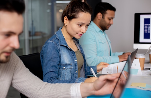 Laboratorio informatico moderno e dotato di attrezzature