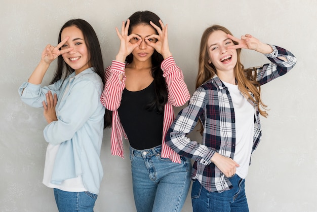 Ladies in posa e facendo gesti divertenti