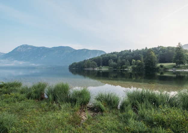 lago attraverso la montagna durante il giorno