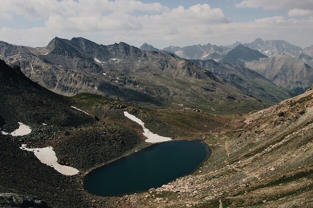 Lago circondato da montagne durante il giorno