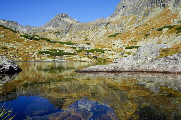 Lago con la riflessione delle montagne degli Alti Tatra, in Slovacchia