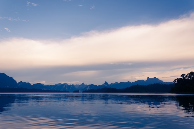 Lago con vista sulle montagne