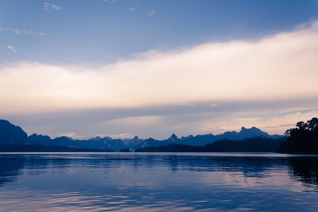 Lago con vista sulle montagne