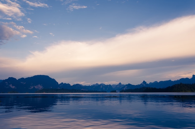 Lago con vista sulle montagne