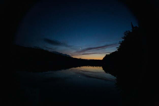 Lago prima del tramonto e riflesso del cielo