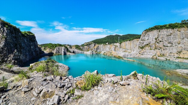 Lago tra le montagne