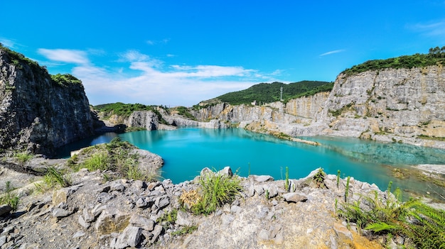 Lago tra le montagne