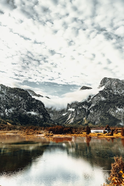 Lago vicino alle montagne