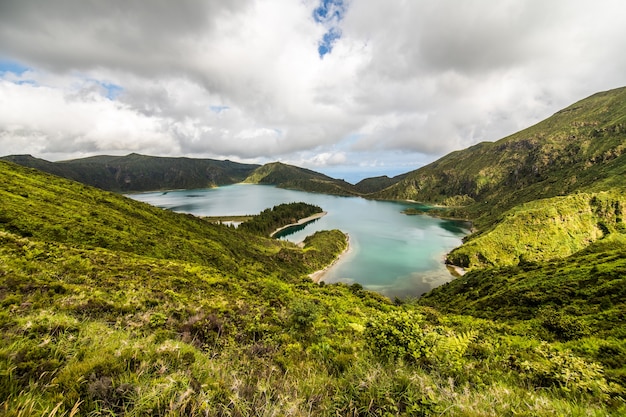 Lagoa do Fogo, un lago vulcanico a Sao Miguel, isola delle Azzorre sotto le nuvole drammatiche