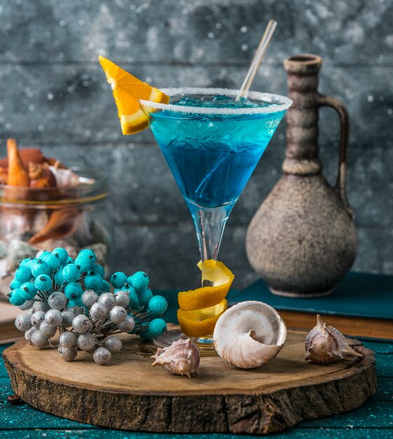 laguna blu in bicchiere da martini guarnito con fettina d'arancia