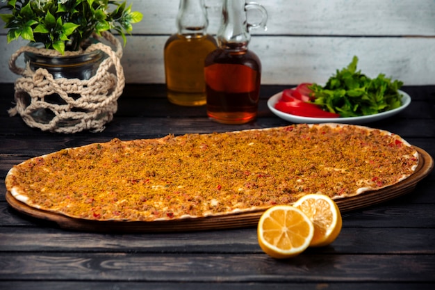 Lahmacun fresco sul tavolo