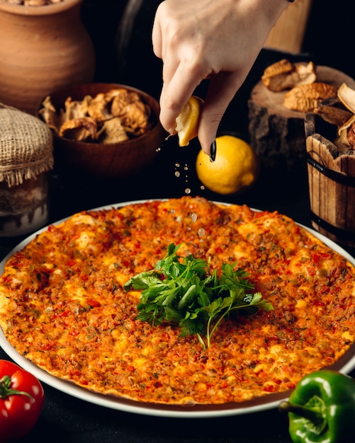 Lahmajun turco con carne, erbe e succo di limone