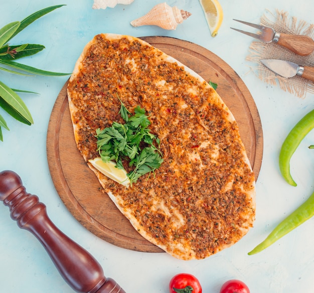 Lakhmajun turco con vista dall'alto di carne e formaggio