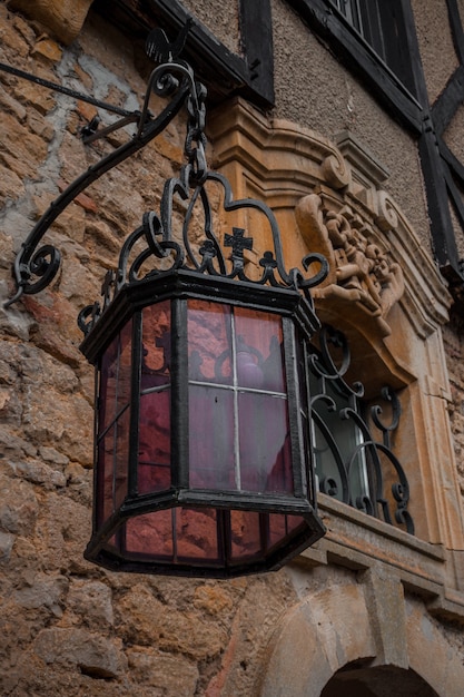 Lampada da esterno in vetro viola sul vecchio edificio