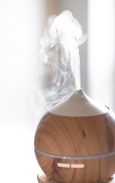 Lampada diffusore di oli aromatici su un tavolo. Aromaterapia e concetto di assistenza sanitaria.