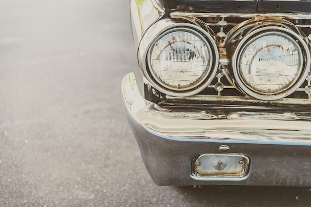 Lampada frontale di un&#39;auto d&#39;epoca classica