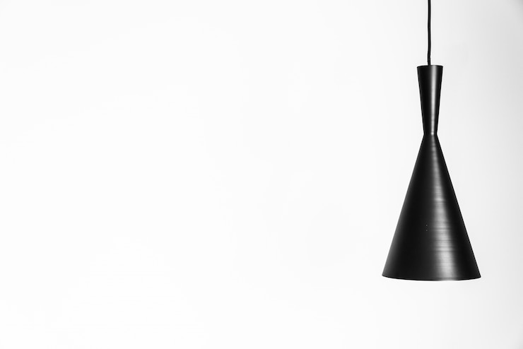 Foto gratuito lampada luminosa su parete bianca