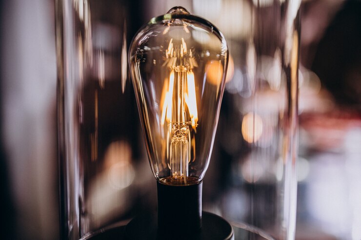 Foto gratuito lampadina accesa nella stanza buia