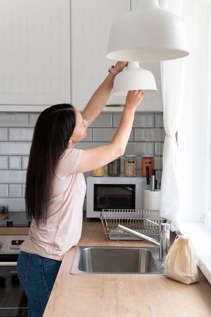 Lampadina cambiante della donna del colpo medio