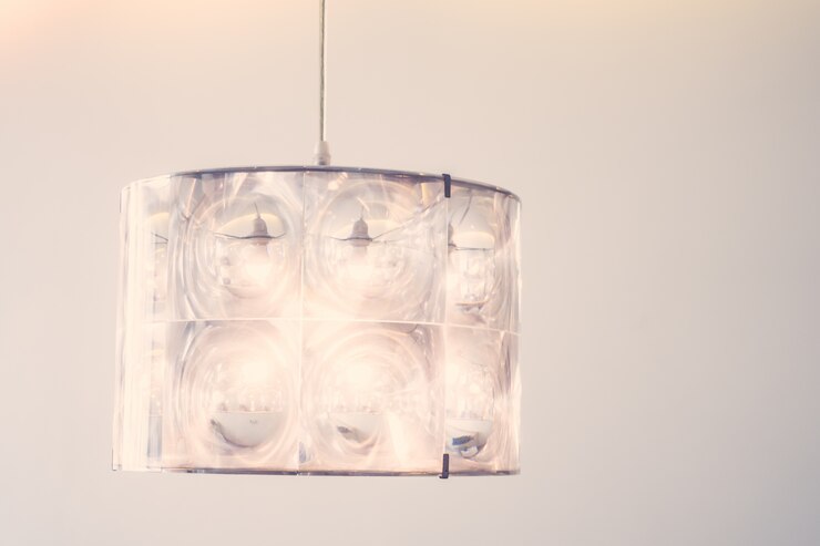 Foto gratuito lampadina casa sfondo giallo coperta