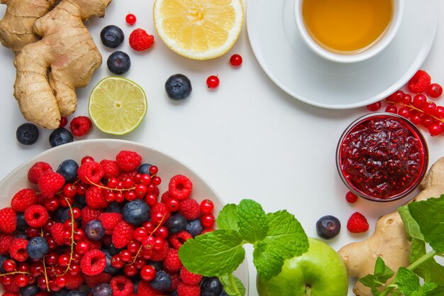 Lamponi con limone, foglie di menta, marmellata, mirtilli mela, vista dall'alto di zenzero