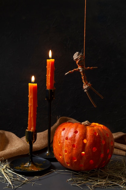 Lanterna di zucca intagliata spettrale di halloween con candelabri