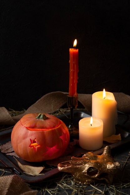 Lanterna di zucca intagliata spettrale di halloween con candelabri