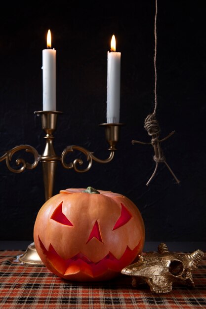 Lanterna di zucca intagliata spettrale di halloween con candelabri