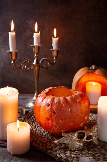 Lanterna di zucca intagliata spettrale di halloween con candelabri