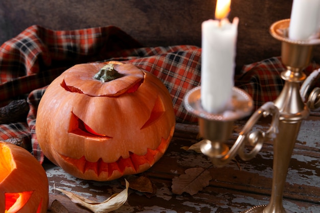 Lanterna di zucca intagliata spettrale di halloween con candelabri