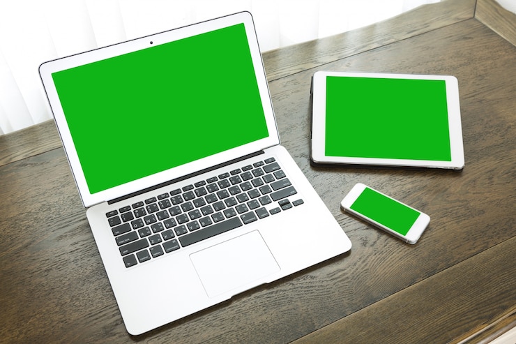 Foto gratuito laptop accanto a un tablet e smartphone