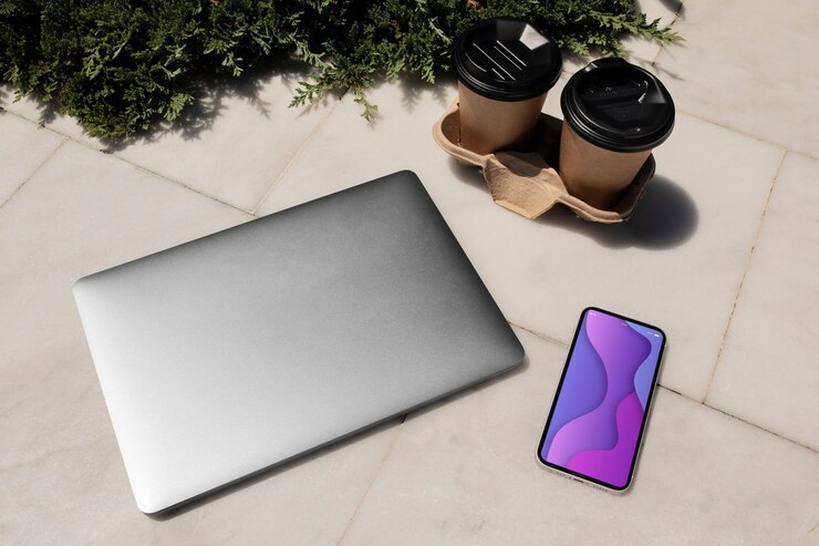 Foto gratuito laptop ad alto angolo e tazze da caffè
