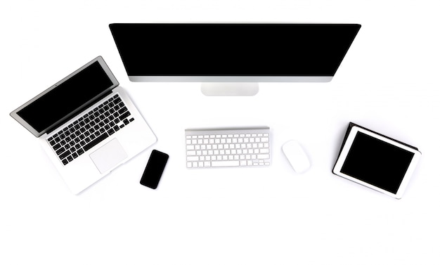 Laptop, computer e tablet su uno sfondo bianco