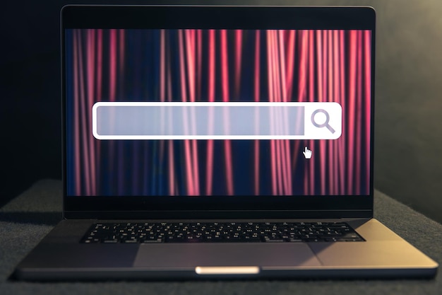 Laptop con barra di ricerca del browser Internet sullo schermo