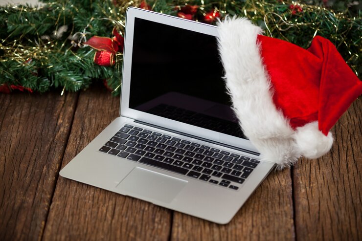Laptop con un cappello della Santa
