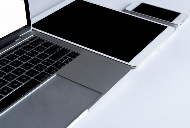 laptop grigio con gadget elettronici