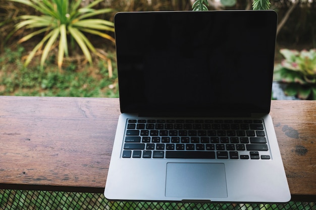 Laptop in giardino