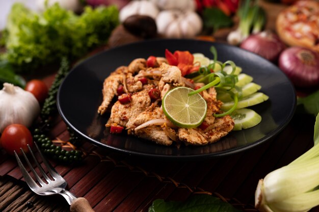 Larb di pollo alla piastra Con peperoncini secchi, pomodori, cipolline e lattuga