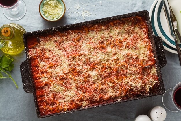Lasagne vegane con lenticchie e piselli in una teglia su ...