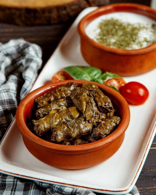 Lascia dolma e yogurt acido