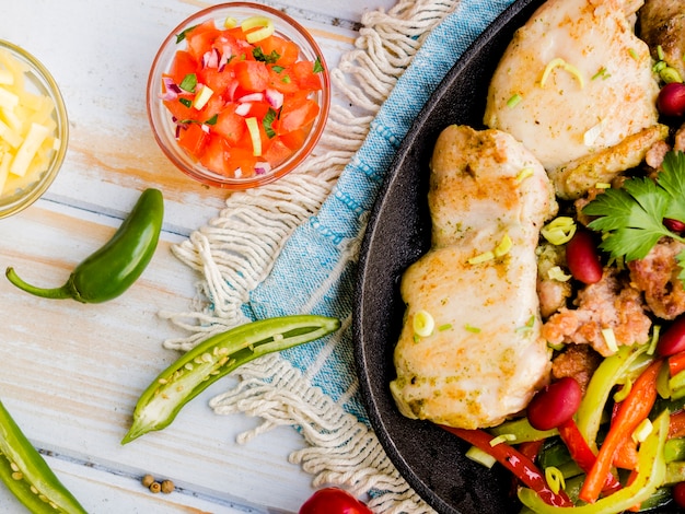 Lastra di pollo fritto con verdure e salsa